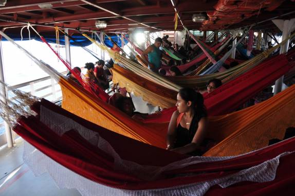 O barco que nos levará até Manaus se enche de redes, ainda em Tefé, no Amazonas
